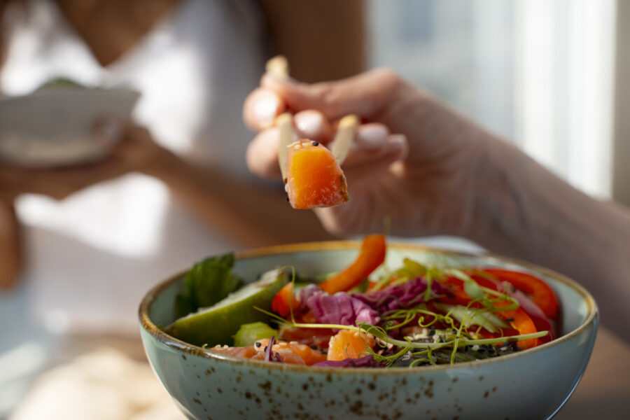 Restaurantes que oferecem opções veganas e vegetarianas podem melhorar sua imagem e reputação! Imagem: Freepik